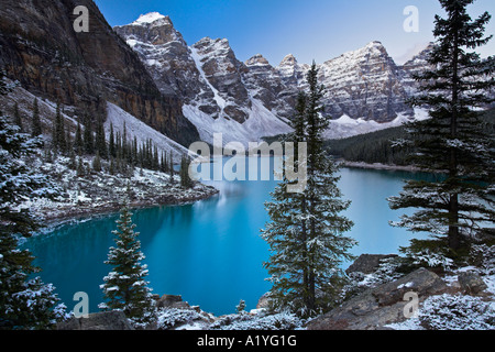 Snowy Moraine Lake aus der Sicht von Rockpile, Banff Nationalpark, Alberta, Kanada Stockfoto