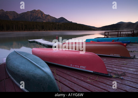 Kanus am Patricia Lake, Jasper Nationalpark, Alberta, Kanada Stockfoto