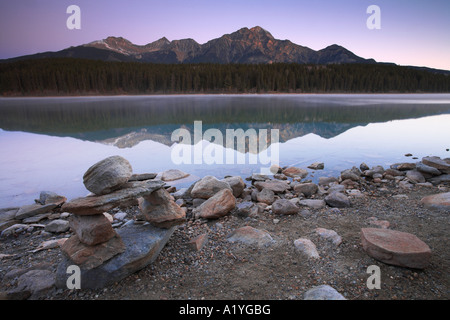 Stein-Skulptur auf dem Ufer von Patricia See, Jasper Nationalpark, Alberta, Kanada Stockfoto