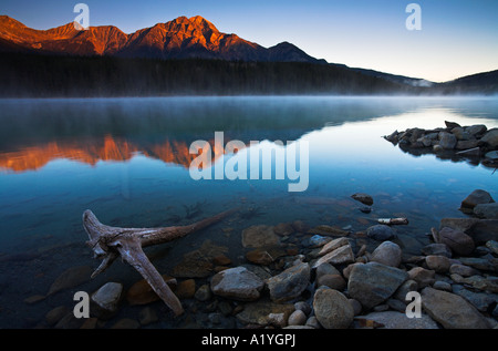 Erstes Licht am Berghang über einen kalten und nebligen Patricia See, Jasper Nationalpark, Kanada Stockfoto