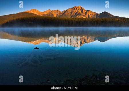 Sunrise Glühen auf Pyramide Berg neben Patricia Lake, Jasper Nationalpark, Kanada Stockfoto