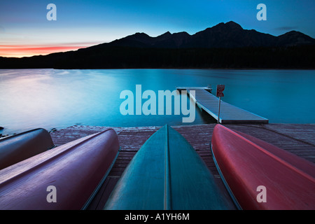 Umgedrehten Kanus neben einem Pier am Patricia Lake im Jasper Nationalpark, Kanada Stockfoto