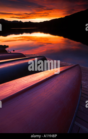 Umgedrehten Kanus spiegeln die Farben des Sonnenuntergangs neben Patricia Lake Jasper National Park kanadischen Rockies Stockfoto