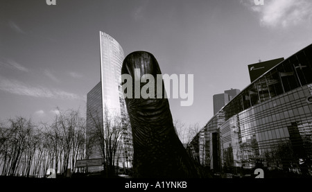 "Le Pouce" Skulptur von Cesar Baldaccini in "La Defense", Paris, Frankreich. Stockfoto