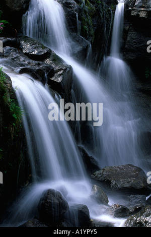 Wasserfall auf einem kleinen alpinen Fluss, Aston Tal Ariege Pyrenäen, Frankreich. Stockfoto