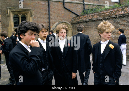 ETON VIERTEN JUNI TRADITIONELLE ZEREMONIE 29 5 89 SCHULE JUNGS IN UNIFORM MIT BLUME ON JACKE Stockfoto