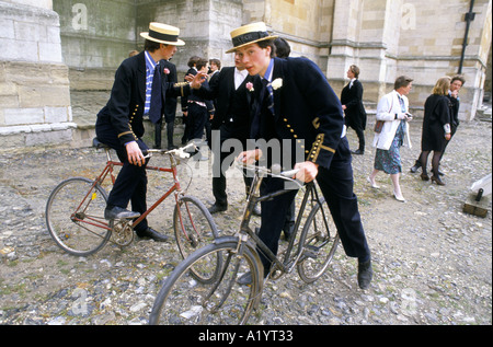 IM TEENAGERALTER MIT BOOTSFAHRER AUF FAHRRÄDERN AM ETON COLLEGE IM TRADITIONELLEN VIERTEN JUNI ZEREMONIE Stockfoto