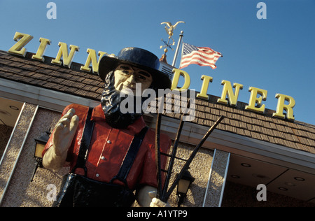 berühmte AMOS riesigen amische Mann Statue früher außerhalb Diner Lancaster PA Pennsylvania Essen Trinken entspannen Entspannung stop Stockfoto