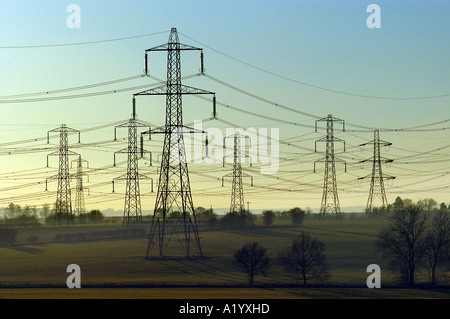 Strommasten in Landschaft, Nottinghamshire, Großbritannien Stockfoto