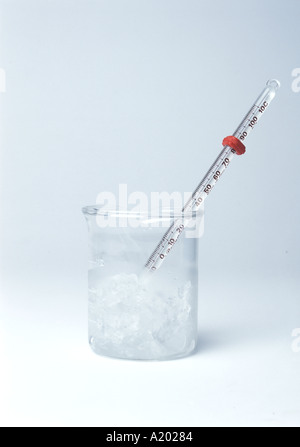 Thermometer in Schmelzeis (0 °C) zeigt Temperaturmessungen und Phasenübergänge in wissenschaftlichen Experimenten und Thermodynamik an. Isoliert weiß. A20285 Stockfoto