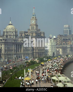 Der Bund, wie er in den 1990er Jahren erschien, entlang des Flussufers in Shanghai, China. Stockfoto