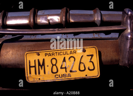 Das Nummernschild eines rostigen verlassene Autos in Havanna Kuba Stockfoto