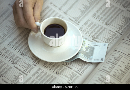 Tasse Kaffee-Euro-Schein und Finanzzeitung Stockfoto