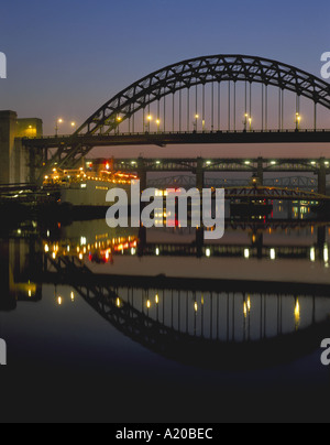 Tyne Bridges an einem nebligen Abend, Newcastle upon Tyne, Tyne and Wear, England, Großbritannien. In den 1980er Jahren Stockfoto