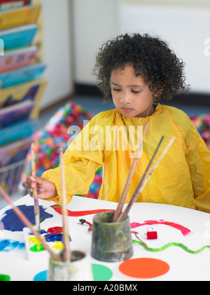 Mädchen malen im Kunstunterricht, erhöht, Ansicht Stockfoto