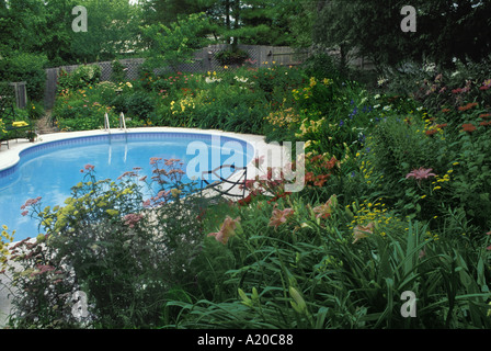 Privaten Swimmingpool umgeben von einer geneigten Blumengarten und Zaun Privatsphäre und Ungezwungenheit, Midwest USA geben Stockfoto