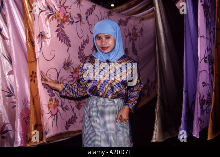 Eine Fabrik an der Ostküste von Malaysia spezialisiert blockiert in der hand Batik Textil mit Frau trägt ein Kopftuch. Stockfoto