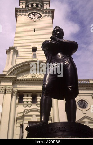 Statur von Sir Stamford Raffles 1781-1826 vor dem Rathaus in Singapur Stockfoto