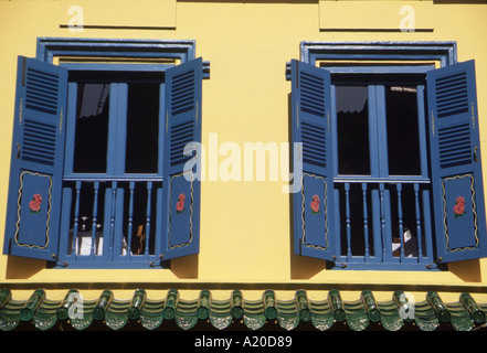 Windows auf einem alten Händler Haus jetzt renoviert und eine Sehenswürdigkeit in Singapur Stockfoto