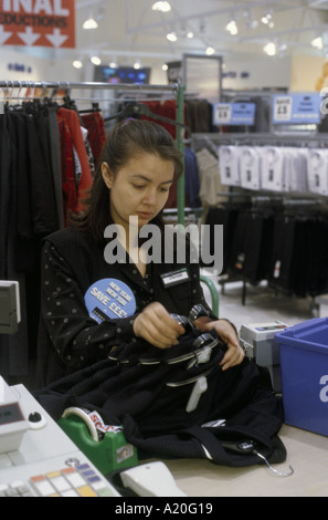 ASDA WEMBLEY WEIBLICHE VERKÄUFERIN IM BEREICH KLEIDUNG 1999 Stockfoto