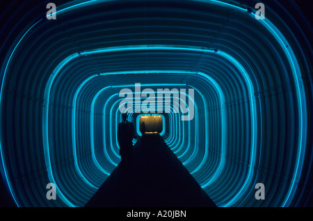 Ein Durchgang mit Neon in New York-Vereinigte Staaten von Amerika-Nordamerika Stockfoto