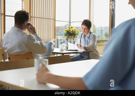 Ärzte auf Arbeitspause in Cafeteria Stockfoto