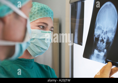 Radiologen untersuchen Röntgen des Schädels, Nahaufnahme Stockfoto