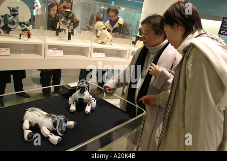 Käufer suchen bei der Roboter-Hund Aibo Computer in den Sony Computer und Elektronik-Geschäft, Einkaufsviertel Ginza, Tokio, Japan Stockfoto