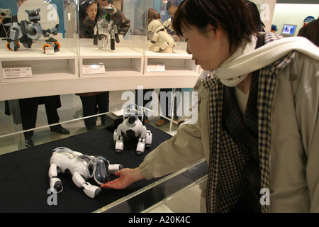 Käufer suchen bei der Roboter-Hund Aibo Computer in den Sony Computer und Elektronik-Geschäft, Einkaufsviertel Ginza, Tokio, Japan Stockfoto