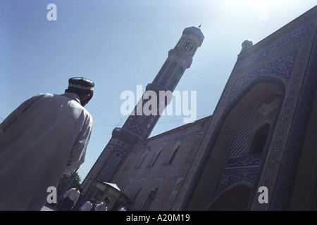 Männer kommen für Gebete in der Moschee Haji Yaqub, Duschanbe Stop zu lesen, kaufen Sie Bücher der islamischen Texte und Lehren, Tadschikistan Stockfoto