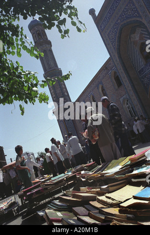 Männer kommen für Gebete in der Moschee Haji Yaqub, Duschanbe Stop zu lesen, kaufen Sie Bücher der islamischen Texte und Lehren, Tadschikistan Stockfoto