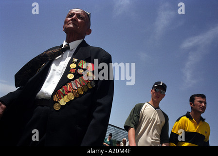 Veteran des zweiten Weltkriegs zeigt seine Medaillen, genießen Sie die jährlichen Tag des Sieges-Feierlichkeiten in Taschkent, Usbekistan, GUS Stockfoto