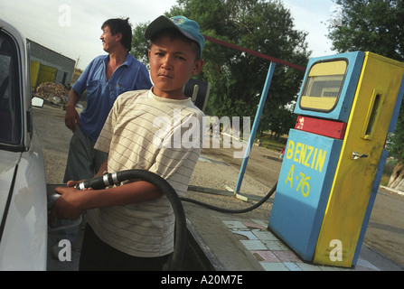 Füllt den Tank an einer Station in der usbekischen Landschaft, Usbekistan Stockfoto