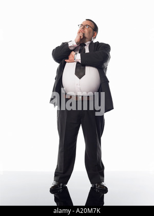 Übergewichtiger Geschäftsmann stehend mit Hand am Kinn Stockfoto