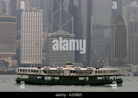 Die Star Ferry kreuzt Victoria Bay mit Wolkenkratzern und Geschäft Bezirk von Hong Kong Island als Kulisse Stockfoto