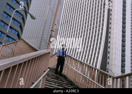 Salaryman in Nishi-Shinjuku Wolkenkratzerviertel von Tokio, Japan. Stockfoto