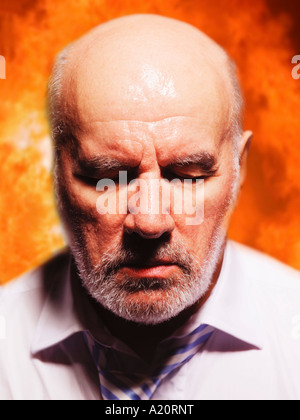 Im mittleren Alter Geschäftsmann, geschlossenen Augen in Leiden, Nahaufnahme Stockfoto