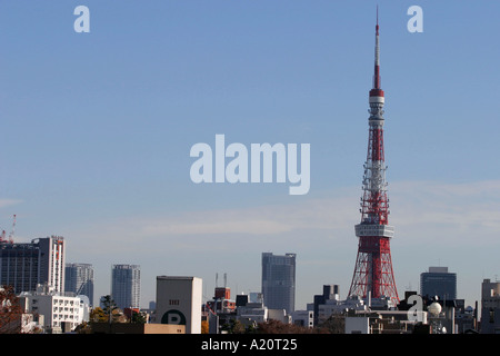 Tokyo Tower erhebt sich über der Stadt von Roppongi HIlls aus gesehen Stockfoto