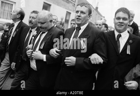 Männer marschieren rund um ihre Stadt singen Lieder, während Hawick gemeinsame Reiten Woche in den Scottish Borders. Stockfoto