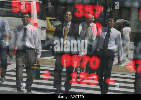 Japanische Geschäftsleute in ein Fenster "Bank" zeigt Aktienkurse wider. Tokio, Japan. Stockfoto