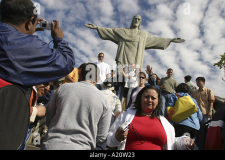 Touristen fotografieren sich vor der Statue von Christus dem Erlöser, Corcovado-Berg, Rio De Janeiro, Brasilien. Stockfoto