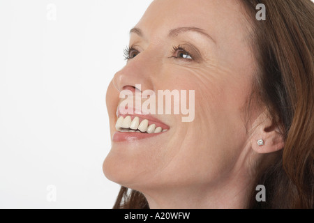 Frau mittleren Alters, groß, lächelnd blickte, Seitenansicht, close-up Stockfoto