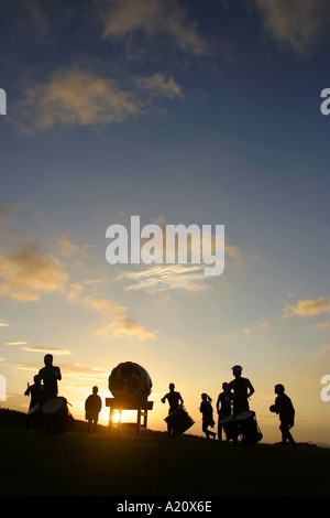 TAO-Trommler durchführen und üben ihre Sunrise Live Konzert zu ihrem Hause Grandioso auf Mount Kuju, Kyushu, Japan Stockfoto