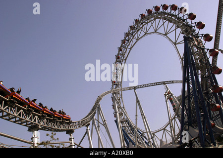 Besucher fahren auf einer Achterbahn im LaQua Vergnügungs- und Kirmes Park, Tokio, Japan. Stockfoto