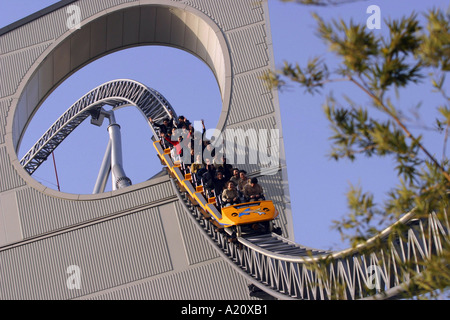 Besucher fahren auf einer Achterbahn im LaQua Vergnügungs- und Kirmes Park, Tokio, Japan. Stockfoto