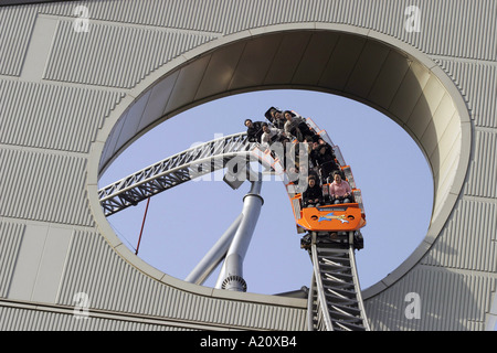 Besucher fahren auf einer Achterbahn im LaQua Vergnügungs- und Kirmes Park, Tokio, Japan. Stockfoto