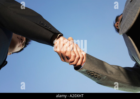 Geschäftsleute schüttelt Hände, Ansicht von unten Stockfoto