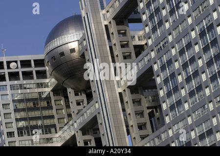 Die futuristische Architektur des Fuji Television Network Inc Sitz in Daiba Bezirk von Tokio, Japan Stockfoto