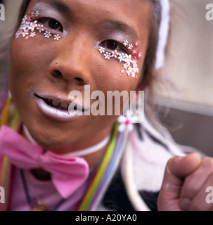 Yamamba / Ganguro gal Mode getragen von japanischen Schulmädchen und jungen, Shibuya, Tokyo, Japan. Stockfoto