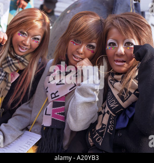 Japanische Mädchen tragen Kleidung und Make-up in der Yamamba / Ganguro Mode, Shibuya, Tokyo, Japan Stockfoto